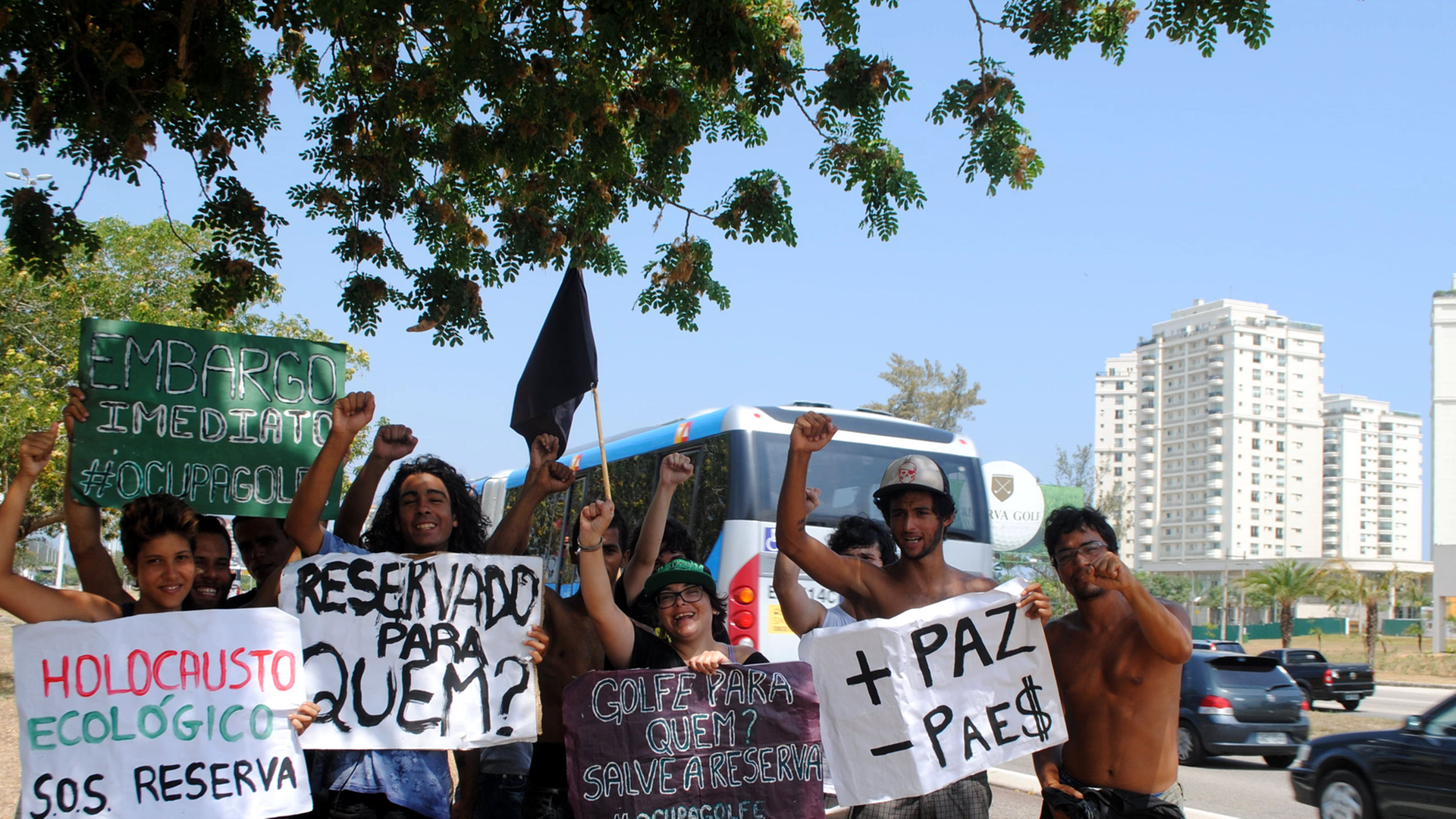 Brasilianische Demonstranten gegen den olympischen Golfplatz Brasilianische Demonstranten gegen den olympischen Golfplatz