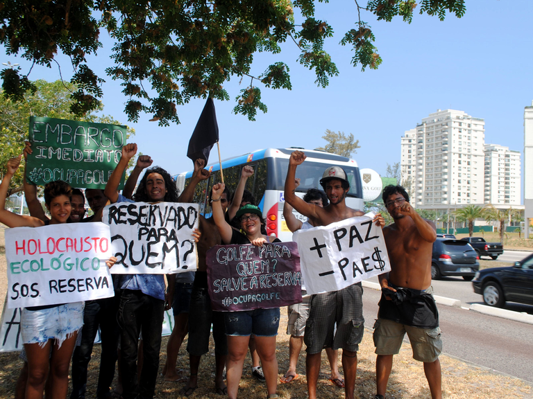 Brasilianische Demonstranten gegen den olympischen Golfplatz