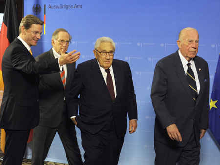 Bundesaußenminister Guido Westerwelle (FDP, l-r) mit Sam Nunn, Henry Kissinger, George Shultz