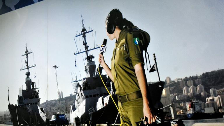 Die israelische Radio-Journalistin Naomi Rabia bei der Arbeit. Die junge Frau arbeitet für den israelischen Militärsender Galei Zalah in Jaffa. Die israelische Radio-Journalistin Naomi Rabia bei der Arbeit. Die junge Frau arbeitet für den israelischen Militärsender Galei Zalah in Jaffa.