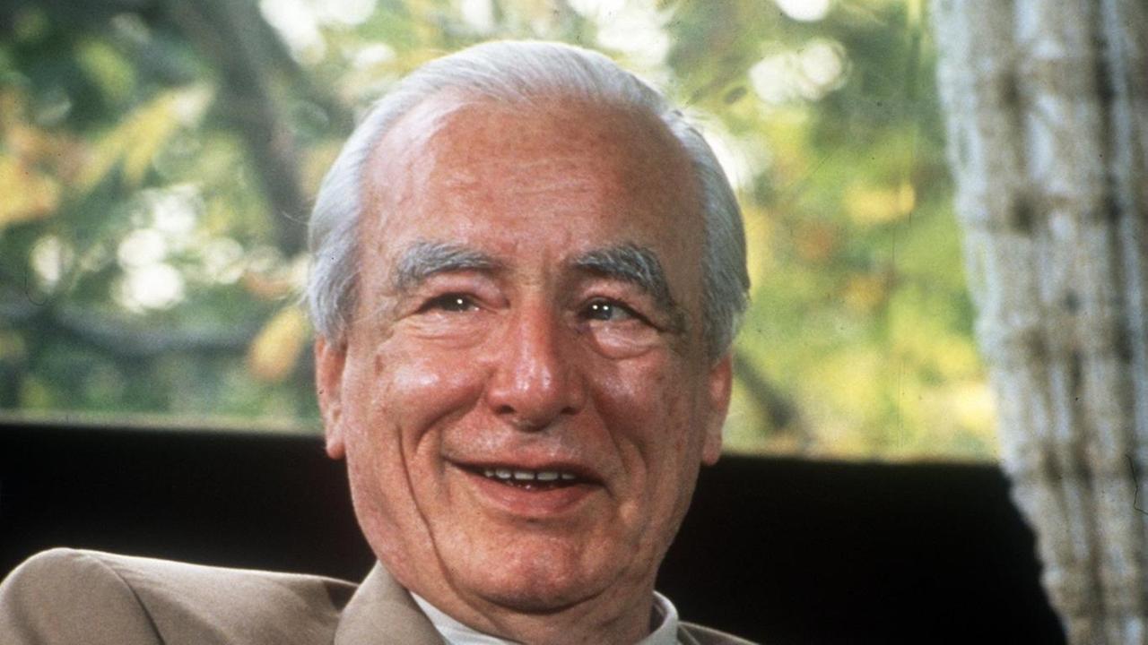 Ein Farbfoto zeigt den 80-jährigen Physiker Nobelpreisträger Ernst Ruska, in Strickjacke entspannnt auf einem Sofa sitzend.Im Hintergrund ist ein spätsommerlicher Garten zun sehen Ein Farbfoto zeigt den 80-jährigen Physiker Nobelpreisträger Ernst Ruska, in Strickjacke entspannnt auf einem Sofa sitzend.Im Hintergrund ist ein spätsommerlicher Garten zun sehen