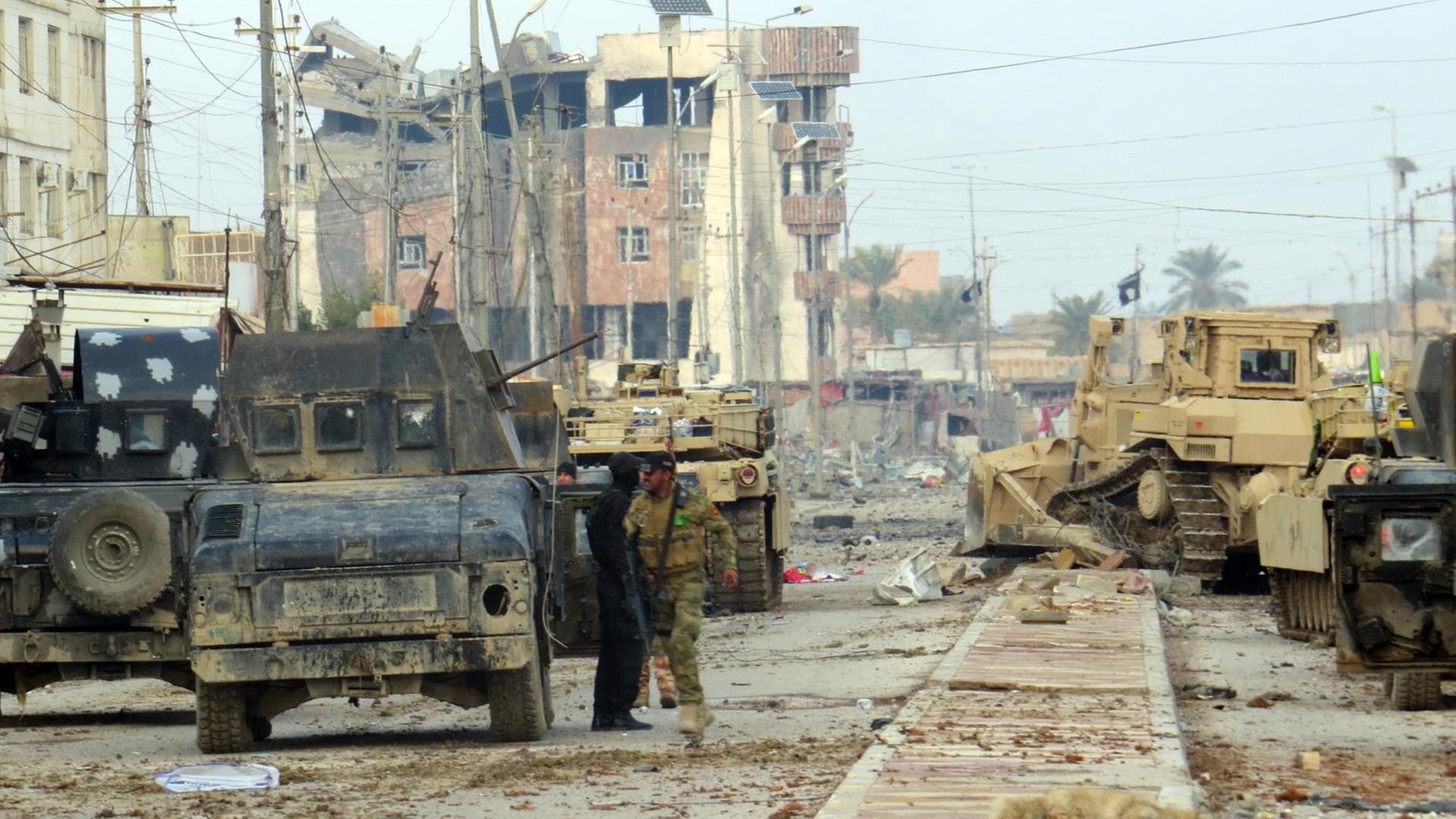 Irakische Truppen kämpfen gegen Dschihadisten der Terrormiliz IS, um die Umgebung der irakischen Provinzhauptstadt Ramadi zu sichern. Irakische Truppen kämpfen gegen Dschihadisten der Terrormiliz IS, um die Umgebung der irakischen Provinzhauptstadt Ramadi zu sichern.