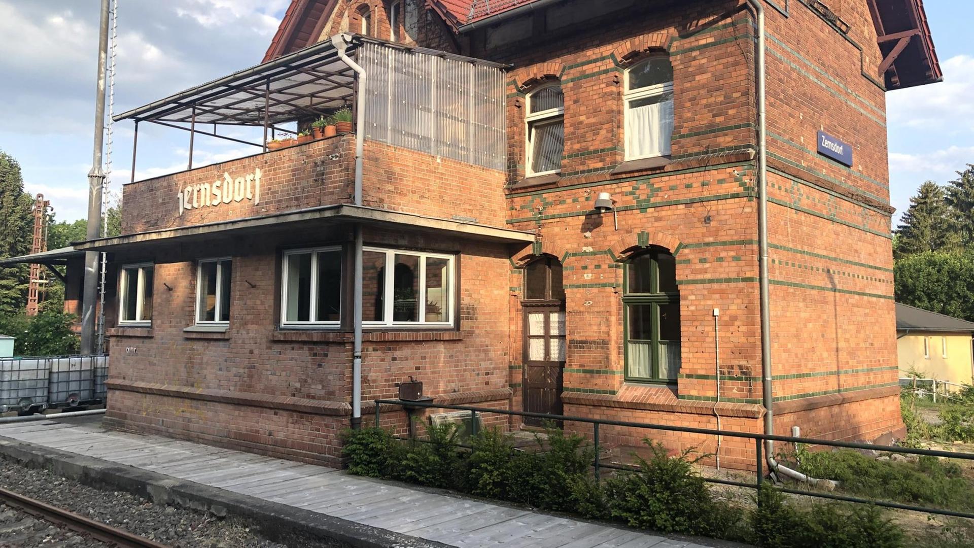 Alter Bahnhof Zernsdorf bei Königs Wusterhausen bei Berlin. Ein rotes Backsteingebäude. Daneben Schienen. Alter Bahnhof Zernsdorf bei Königs Wusterhausen bei Berlin. Ein rotes Backsteingebäude. Daneben Schienen.