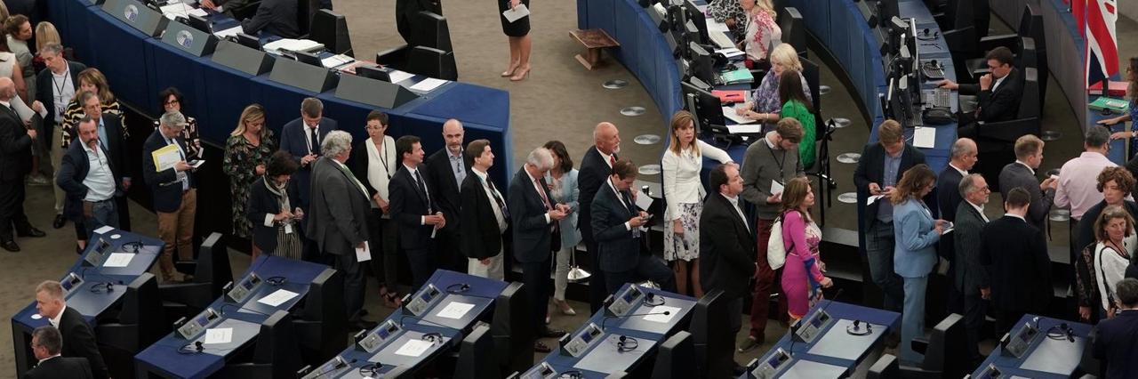 Abgeordnete stehen vor der Abstimmung in einer Reihe im Europaparlament. Abgeordnete stehen vor der Abstimmung in einer Reihe im Europaparlament.
