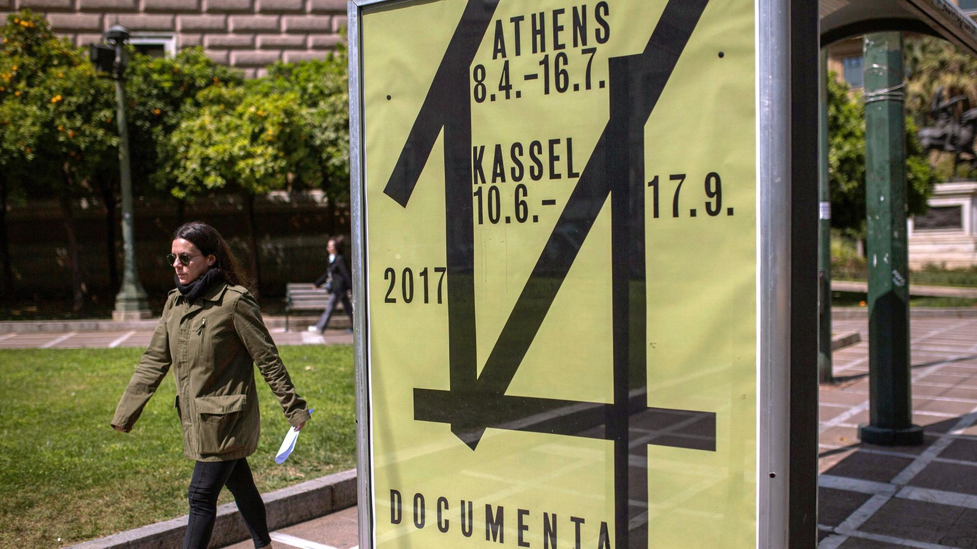 Eine Frau geht am 07.04.2017 in Athen (Griechenland) an einem Werbeplakat für die documenta 14 vorbei. Die internationale Kunstausstellung documenta 14 wird erstmals vom 08. April bis 16. Juli 2017 zunächst in Athen und vom 10. Juni bis zum 17. September 2017 in Kassel zu sehen sein. Eine Frau geht am 07.04.2017 in Athen (Griechenland) an einem Werbeplakat für die documenta 14 vorbei. Die internationale Kunstausstellung documenta 14 wird erstmals vom 08. April bis 16. Juli 2017 zunächst in Athen und vom 10. Juni bis zum 17. September 2017 in Kassel zu sehen sein.