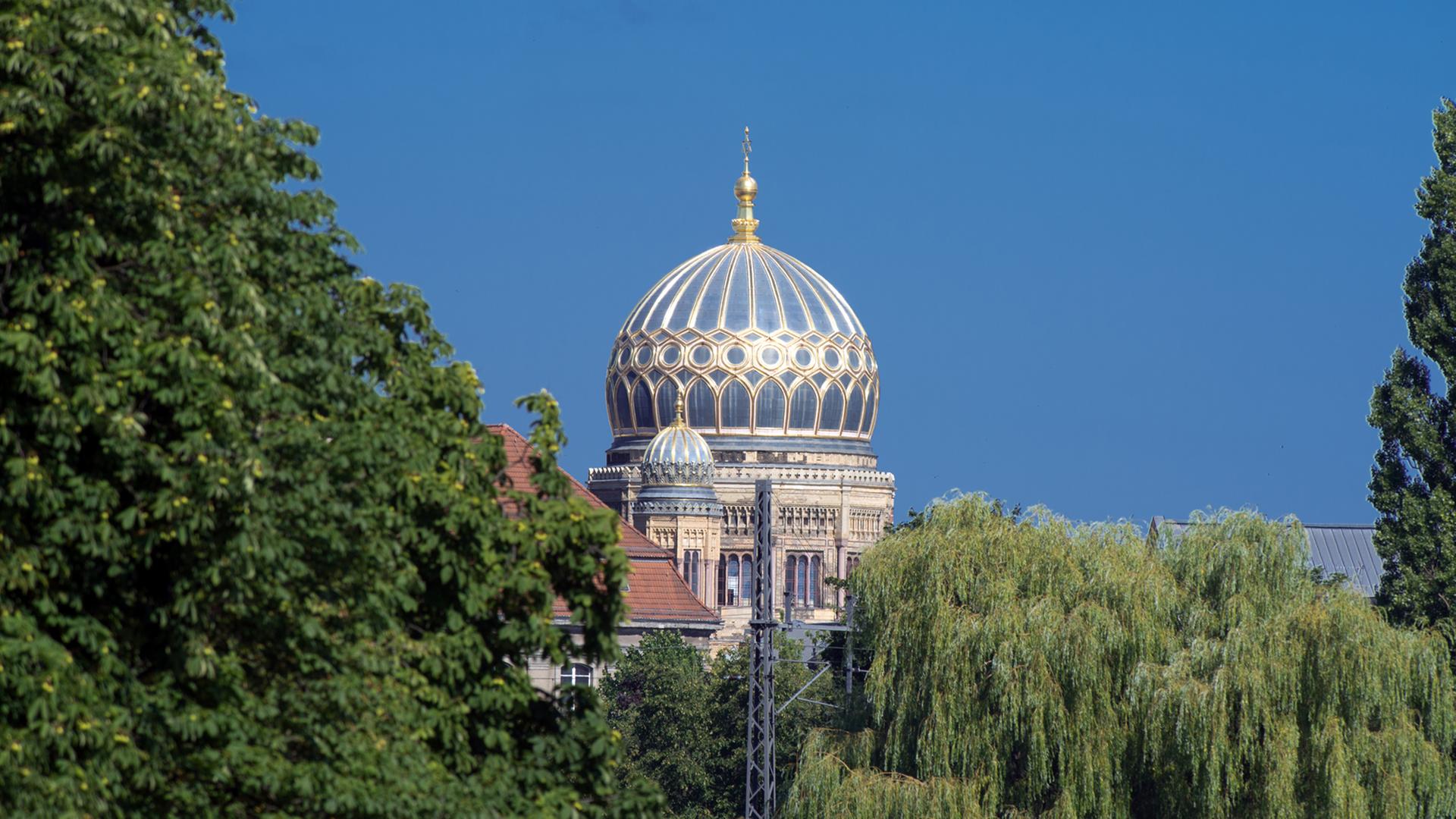 Die Kuppel der Jüdischen Synagoge in der Oranienburger Straße, aufgenommen am 23.07.2014 in Berlin. Die Kuppel der Jüdischen Synagoge in der Oranienburger Straße, aufgenommen am 23.07.2014 in Berlin.