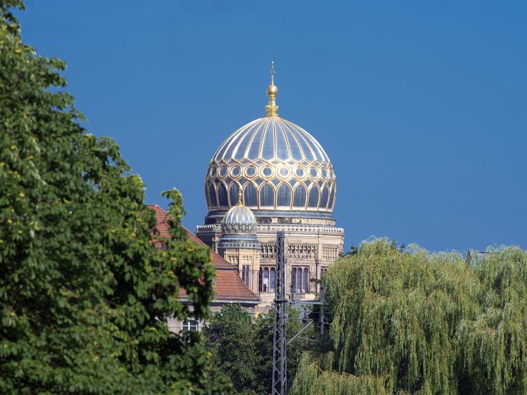 Die Kuppel der Jüdischen Synagoge in der Oranienburger Straße, aufgenommen am 23.07.2014 in Berlin.