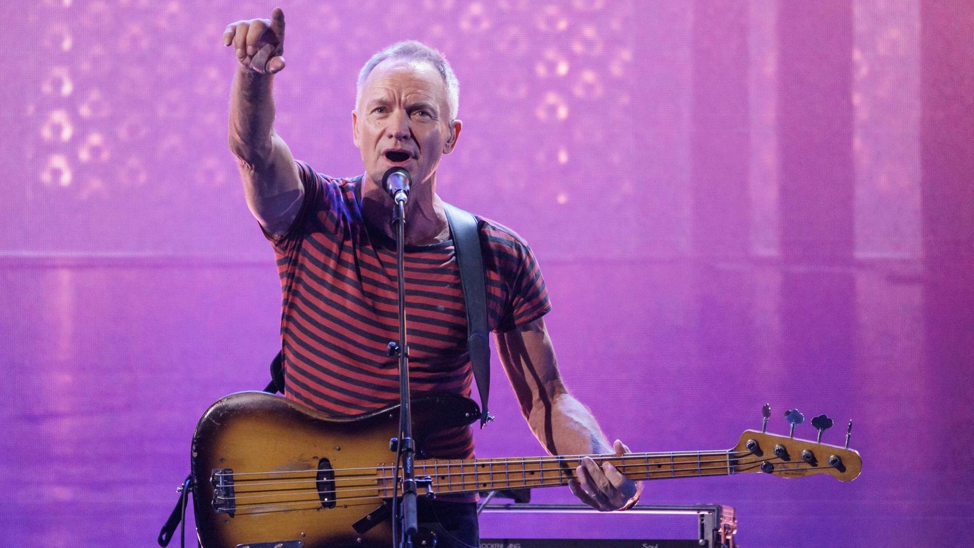 Der britische Musiker Sting steht bei der Eröffnung des Reeperbahn-Festivals auf der Bühne des Stage Operettenhauses. Der britische Musiker Sting steht bei der Eröffnung des Reeperbahn-Festivals auf der Bühne des Stage Operettenhauses.