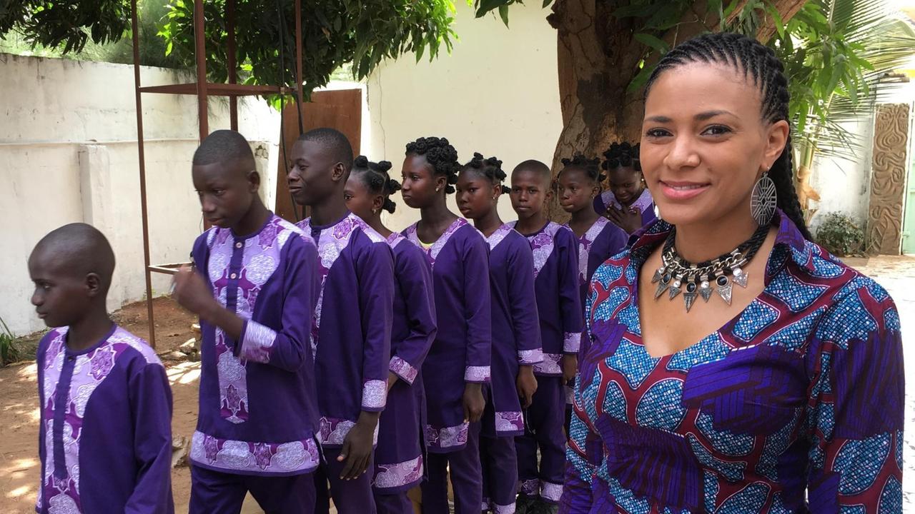 Die Sängerin Sona Jobarteh. Die Sängerin Sona Jobarteh.
