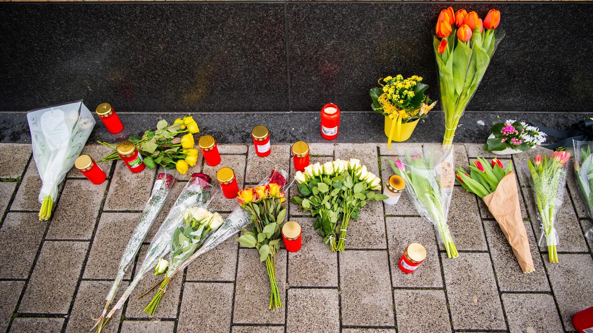 Blumen liegen in der Nähe eines Tatorts in der Innenstadt von Hanau. Bei Schüssen an zwei Shisha-Bars wurden mehrere Menschen getötet und verletzt. Blumen liegen in der Nähe eines Tatorts in der Innenstadt von Hanau. Bei Schüssen an zwei Shisha-Bars wurden mehrere Menschen getötet und verletzt.