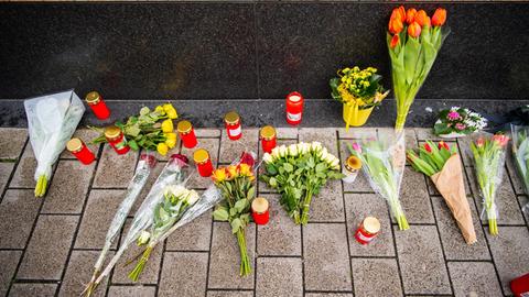 Blumen liegen in der Nähe eines Tatorts in der Innenstadt von Hanau. Bei Schüssen an zwei Shisha-Bars wurden mehrere Menschen getötet und verletzt.