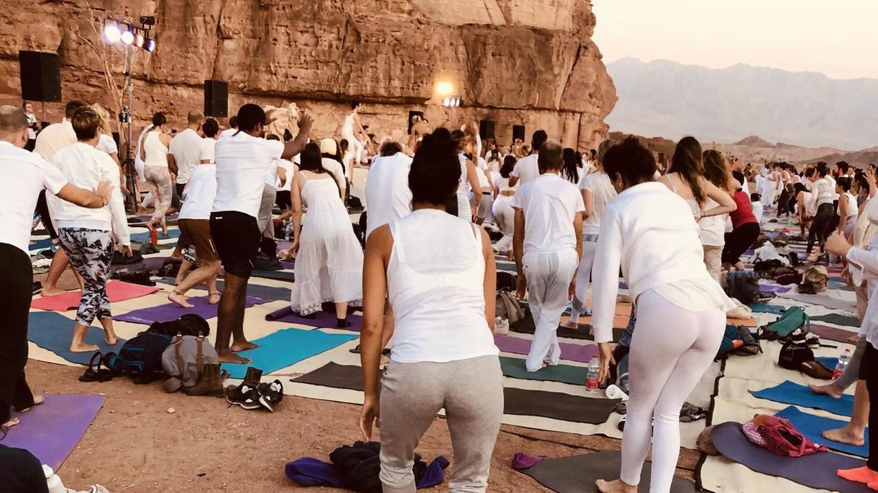 Gemeinsame Yoga Stunden gestalten den Festival Tag. Gemeinsame Yoga Stunden gestalten den Festival Tag.