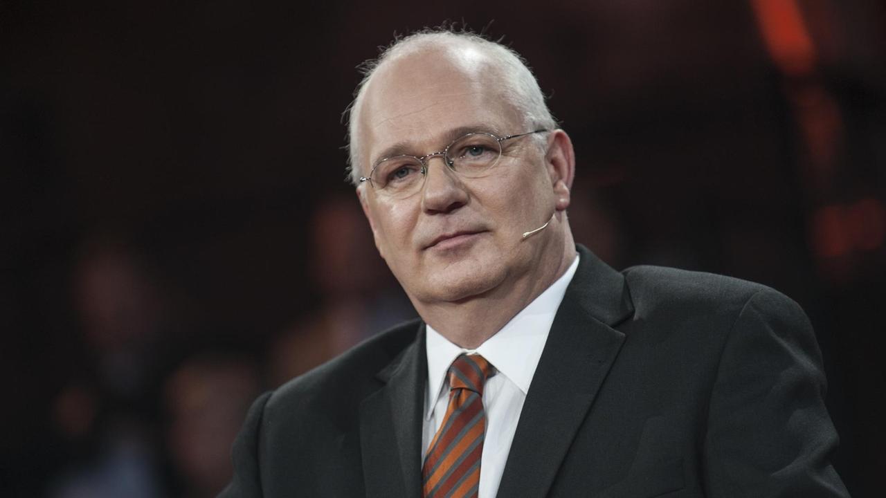 Stefan Sell, Sozialwissenschaftler, sitzt am 01.03.2015 in Berlin im Gasometer in der ARD-Talkreihe Günther Jauch. Das Thema der Sendung lautete: 8 Euro 50 - funktioniert der Mindestlohn? Foto: Paul Zinken/dpa | Verwendung weltweit Stefan Sell, Sozialwissenschaftler, sitzt am 01.03.2015 in Berlin im Gasometer in der ARD-Talkreihe Günther Jauch. Das Thema der Sendung lautete: 8 Euro 50 - funktioniert der Mindestlohn? Foto: Paul Zinken/dpa | Verwendung weltweit