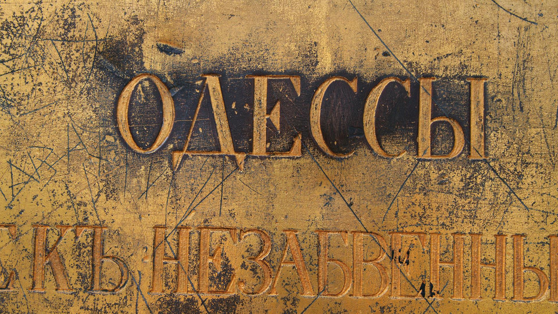 Blick auf die Inschrift Odessa am Denkmal des Herzog de Richelieu am Primorsky Boulevard