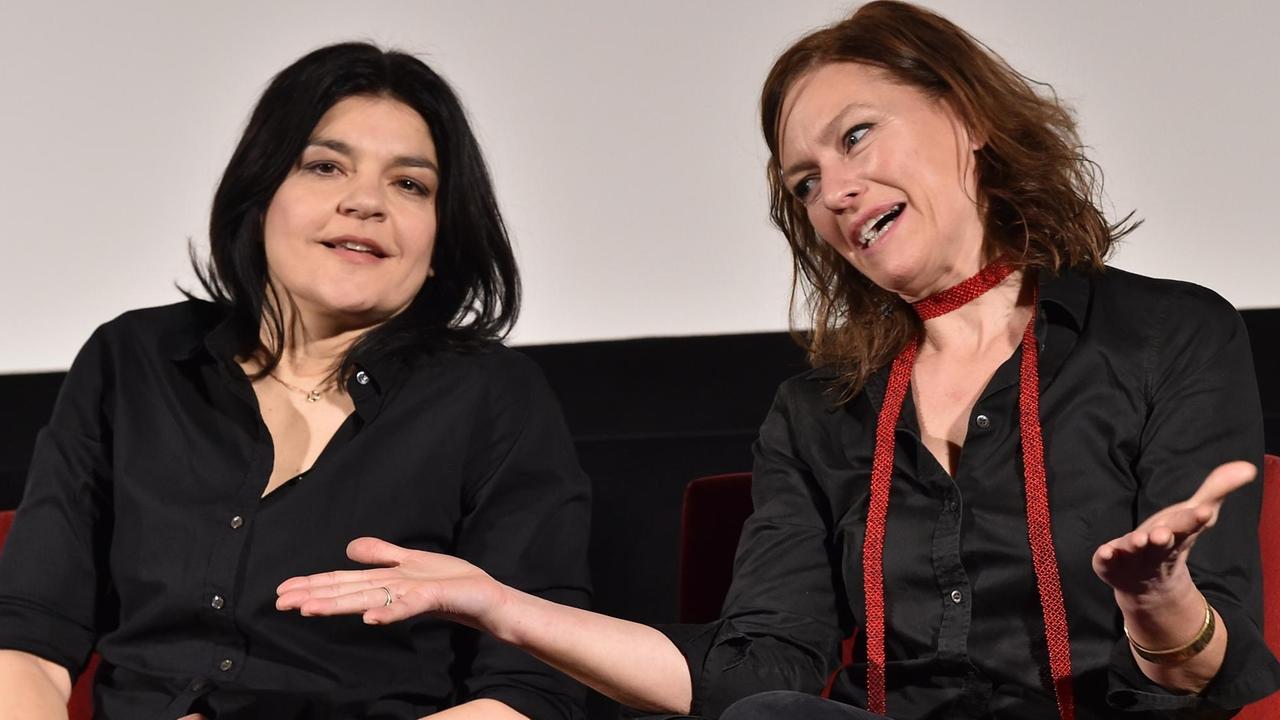 31.01.2018, Berlin: Die Schauspielerinnen Jasmin Tabatabai (l) und Nina Kronjäger sitzen auf dem Podium im Kino Kosmos. Pro Quote Regie wird Pro Quote Film. Der neue Zusammenschluss von Frauen aus allen Gewerken der Filmbranche erweitert die bisherige Arbeit des Zusammenschlusses von Regisseurinnen auf die Gleichstellung von Frauen in allen Bereichen des Films. Foto: Bernd Settnik/dpa-Zentralbild/dpa | Verwendung weltweit 31.01.2018, Berlin: Die Schauspielerinnen Jasmin Tabatabai (l) und Nina Kronjäger sitzen auf dem Podium im Kino Kosmos. Pro Quote Regie wird Pro Quote Film. Der neue Zusammenschluss von Frauen aus allen Gewerken der Filmbranche erweitert die bisherige Arbeit des Zusammenschlusses von Regisseurinnen auf die Gleichstellung von Frauen in allen Bereichen des Films. Foto: Bernd Settnik/dpa-Zentralbild/dpa | Verwendung weltweit