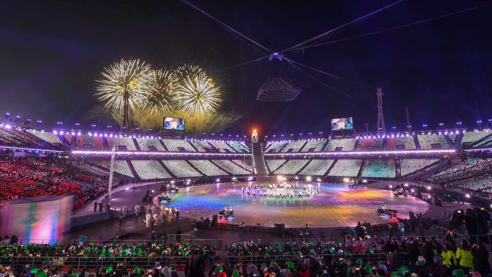 Mit einer bunten Bühnenshow und einem Feuerwerk über dem Olympiastadion werden bei der Schlussfeier die Winterspiele beendet.