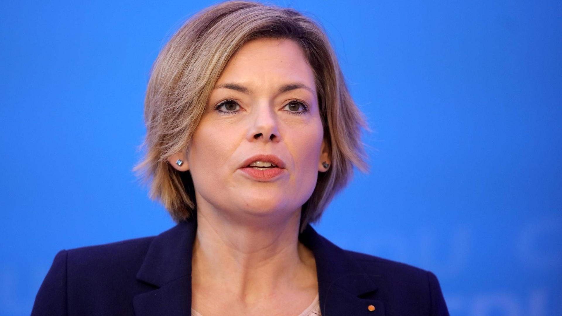 Julia Klöckner spricht bei einer Pressekonferenz. Julia Klöckner spricht bei einer Pressekonferenz.