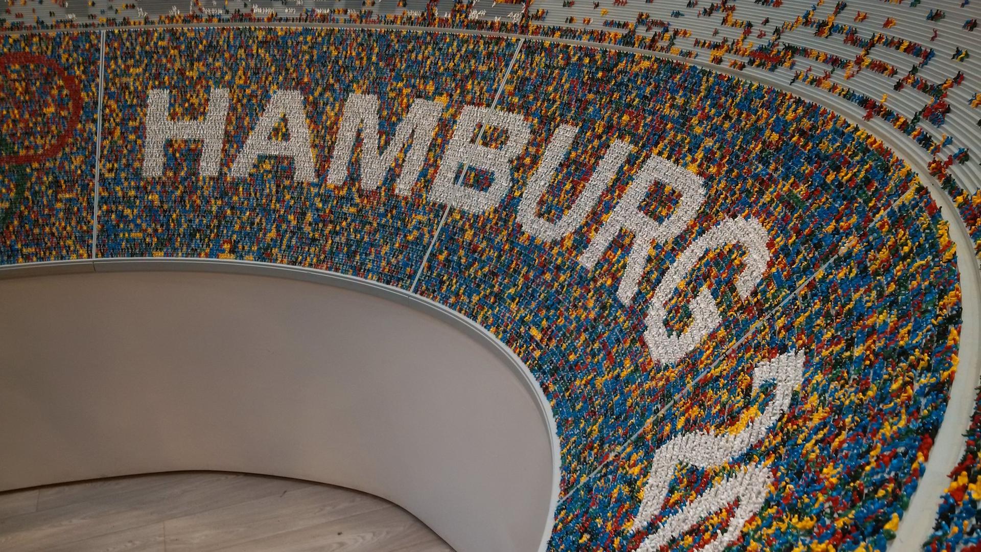 Hamburger Bürger haben in ein Miniaturstadion Figuren platziert und so ihre Zustimmung für Olympia 2024 in Hamburg zu zeigen. Hamburger Bürger haben in ein Miniaturstadion Figuren platziert und so ihre Zustimmung für Olympia 2024 in Hamburg zu zeigen.