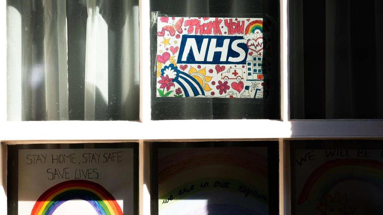 "Thank you NHS" steht auf einem bemalten Zettel am 15. April 2020 an einem Fenster in der Downing Street in London.
