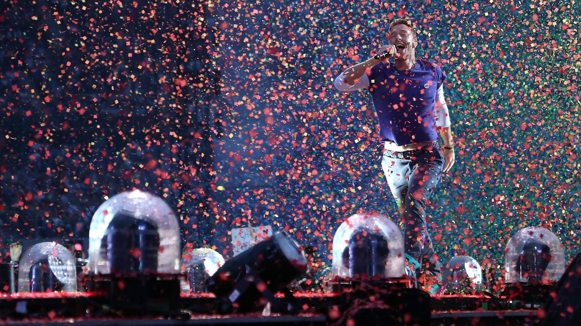 Coldplay-Frontmann Chris Martin bei einem Auftritt in Paris 2017 Coldplay-Frontmann Chris Martin bei einem Auftritt in Paris 2017