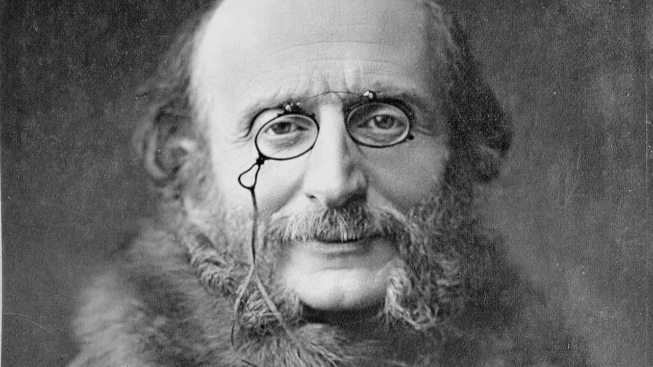 Ein realistisches fotoähnliches Porträt des älteren Komponisten, der seine Nickelbrille trägt Ein realistisches fotoähnliches Porträt des älteren Komponisten, der seine Nickelbrille trägt