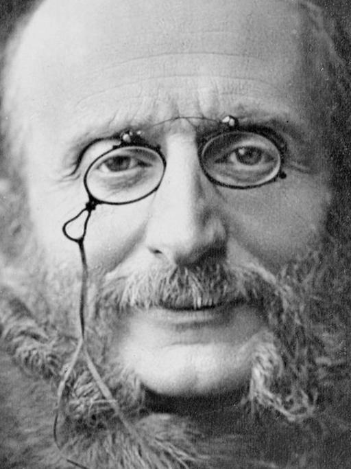 Ein realistisches fotoähnliches Porträt des älteren Komponisten, der seine Nickelbrille trägt