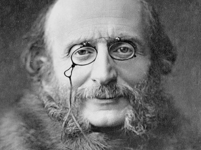 Ein realistisches fotoähnliches Porträt des älteren Komponisten, der seine Nickelbrille trägt