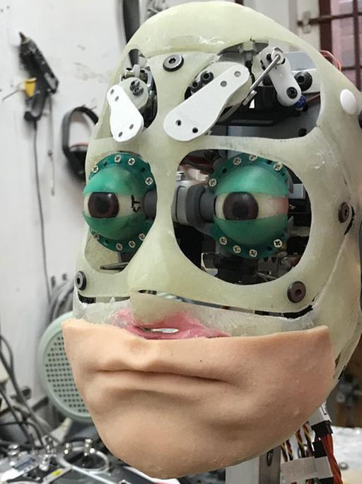 Kopf des Roboter-Doubles des Schriftstellers Thomas Melle: die Mundpartie aus Silikon, der obere Teil des Gesichts noch aus Metall.
