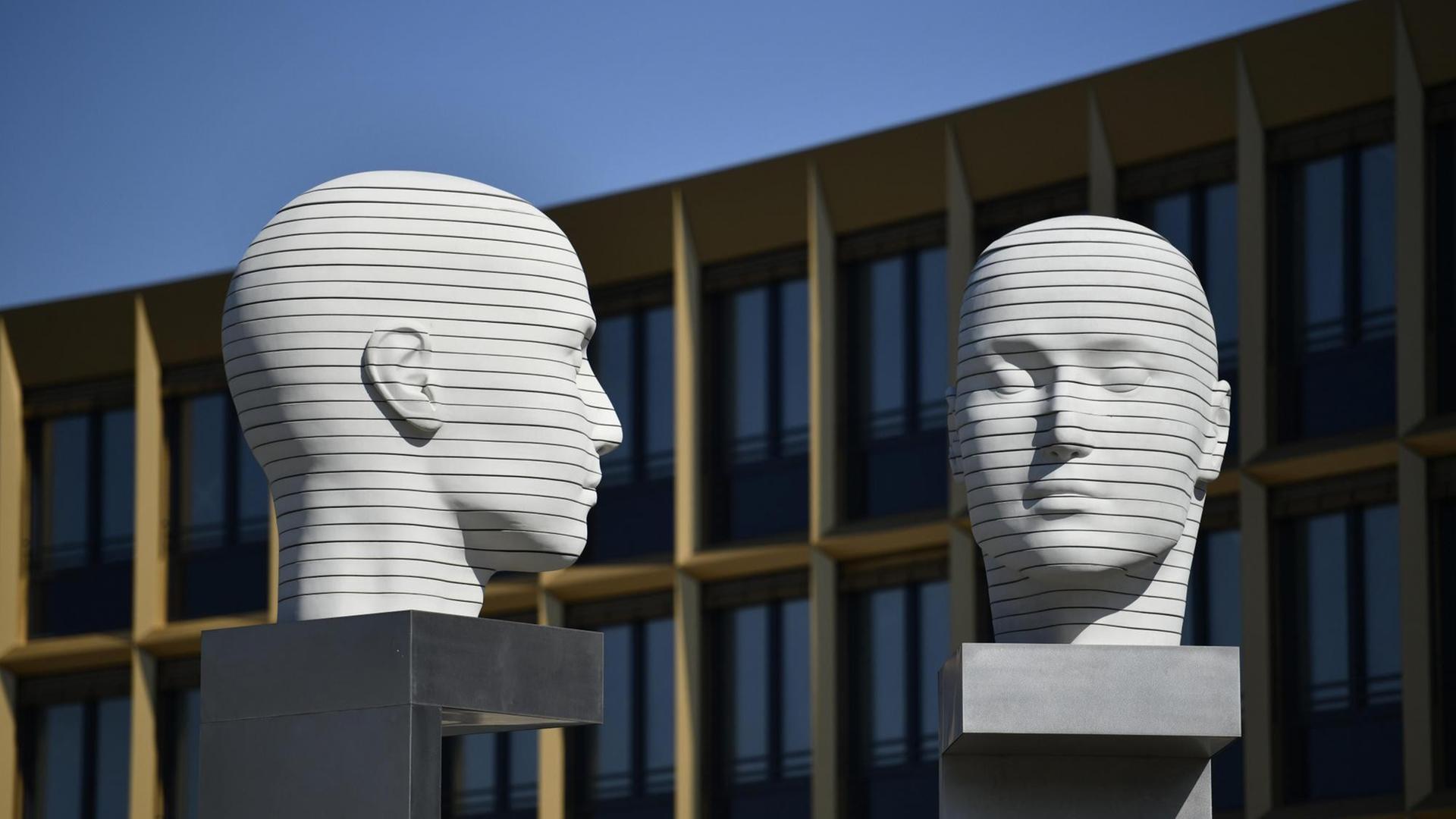 Zwei große weiße Köpfe auf dem Forumplatz, Adlershof, Treptow-Koepenick, Berlin. Zwei große weiße Köpfe auf dem Forumplatz, Adlershof, Treptow-Koepenick, Berlin.