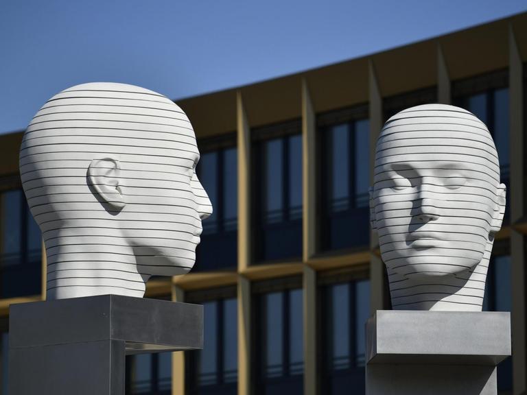 Zwei große weiße Köpfe auf dem Forumplatz, Adlershof, Treptow-Koepenick, Berlin.