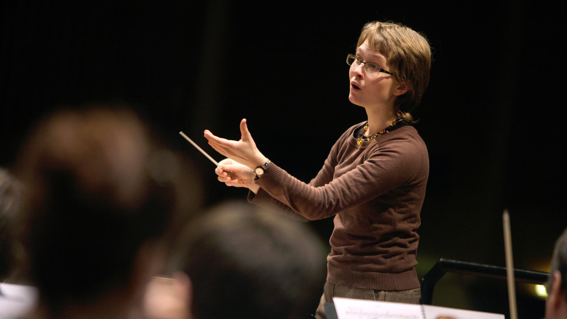 Die litauische Dirigentin Mirga Grazinyte-Tyla: Noch ist sie Musikdirektorin des Salzburger Landestheaters, wechselt aber im September 2016 nach Birmingsham. Die litauische Dirigentin Mirga Grazinyte-Tyla: Noch ist sie Musikdirektorin des Salzburger Landestheaters, wechselt aber im September 2016 nach Birmingsham.