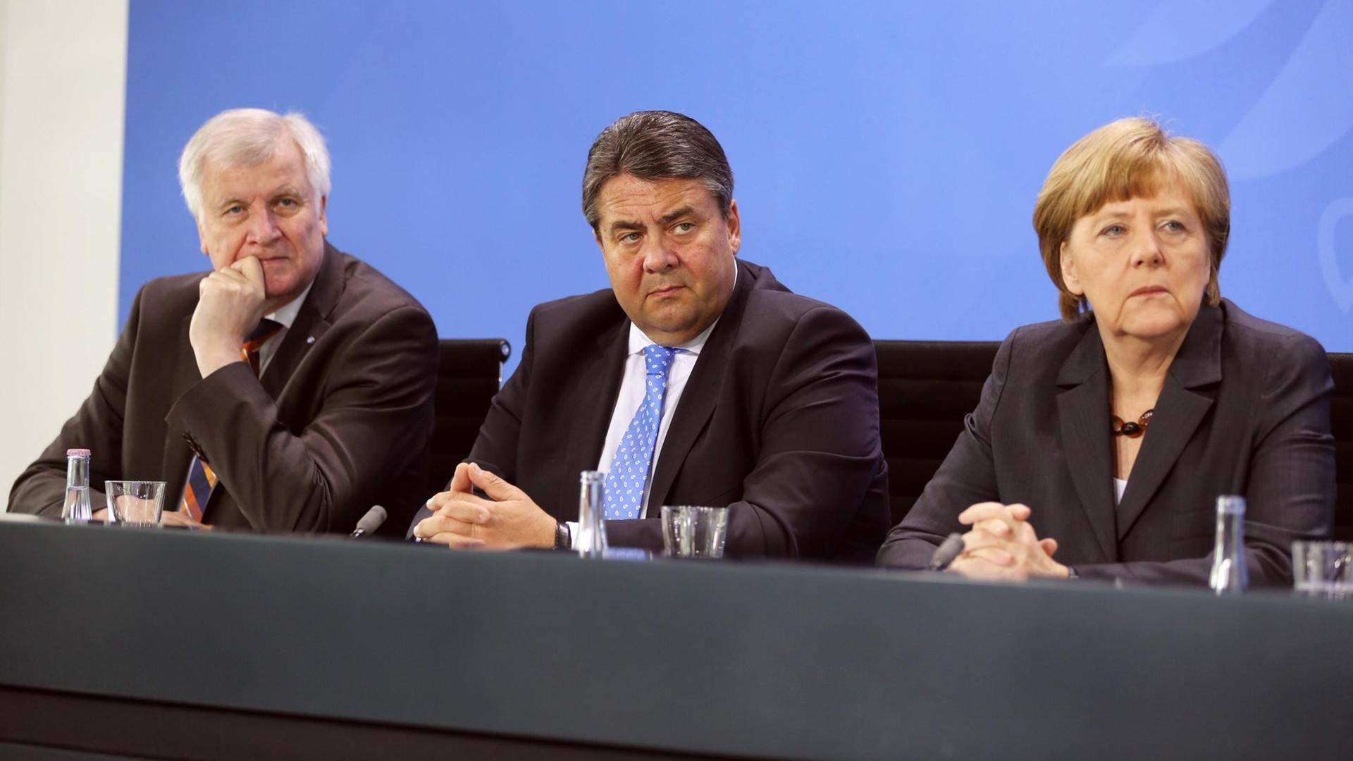 CSU-Chef Horst Seehofer, SPD-Chef Sigmar Gabriel und Bundeskanzlerin Angela Merkel (CDU) sitzen in einer Reihe. CSU-Chef Horst Seehofer, SPD-Chef Sigmar Gabriel und Bundeskanzlerin Angela Merkel (CDU) sitzen in einer Reihe.