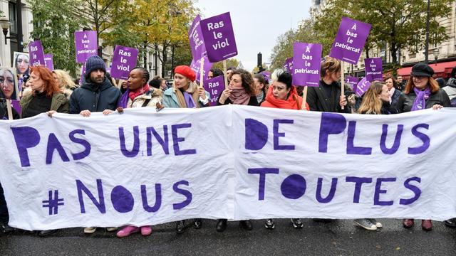 "Nicht eine mehr" steht auf einem Plakat von Demonstrantinnen gegen Gewalt an Frauen in Paris