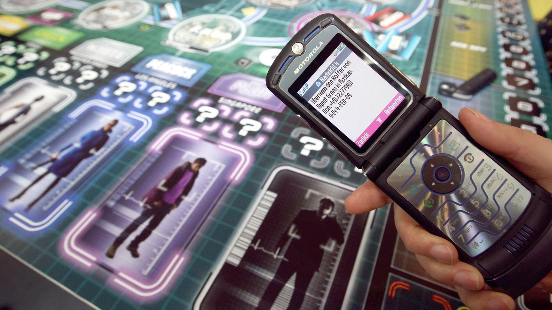 Das neue Cluedo Geheimagentenspiel per SMS ist am Mittwoch (04.02.2009) auf der Messe in Nürnberg (Mittelfranken) zu sehen. Der Spieler schickt hierbei eine Start-SMS und erhält dann seine Aufträge über sein Handy. Das neue Cluedo Geheimagentenspiel per SMS ist am Mittwoch (04.02.2009) auf der Messe in Nürnberg (Mittelfranken) zu sehen. Der Spieler schickt hierbei eine Start-SMS und erhält dann seine Aufträge über sein Handy.