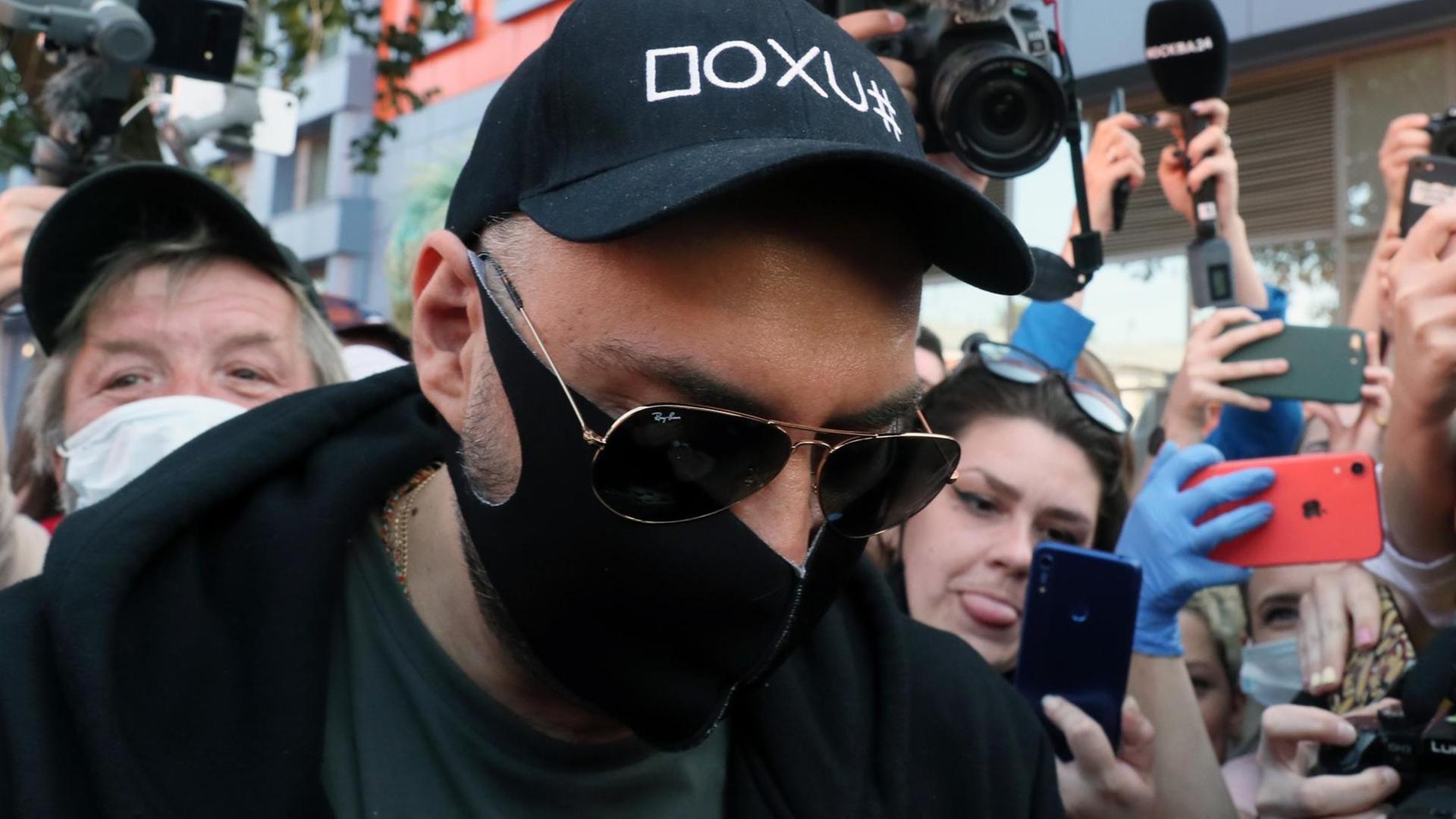 Regisseur Kirill Serebrennikow verlässt nach dem Urteilsspruch das Moskauer Gericht. Regisseur Kirill Serebrennikow verlässt nach dem Urteilsspruch das Moskauer Gericht.