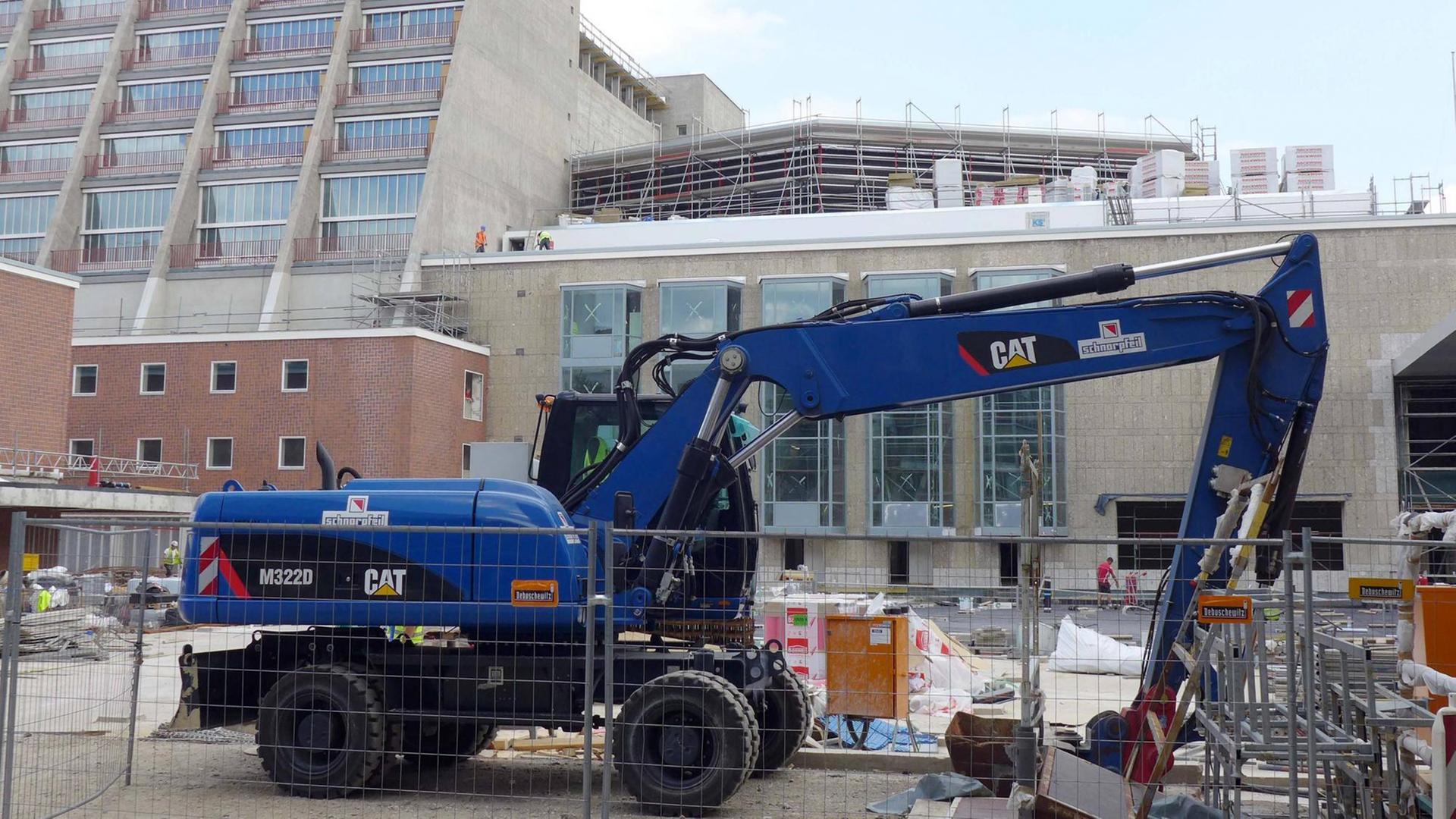 Die Sanierung der Kölner Oper und des Schauspielhauses dauert länger als geplant - hier ein Bagger auf der Baustelle. Die Sanierung der Kölner Oper und des Schauspielhauses dauert länger als geplant - hier ein Bagger auf der Baustelle.
