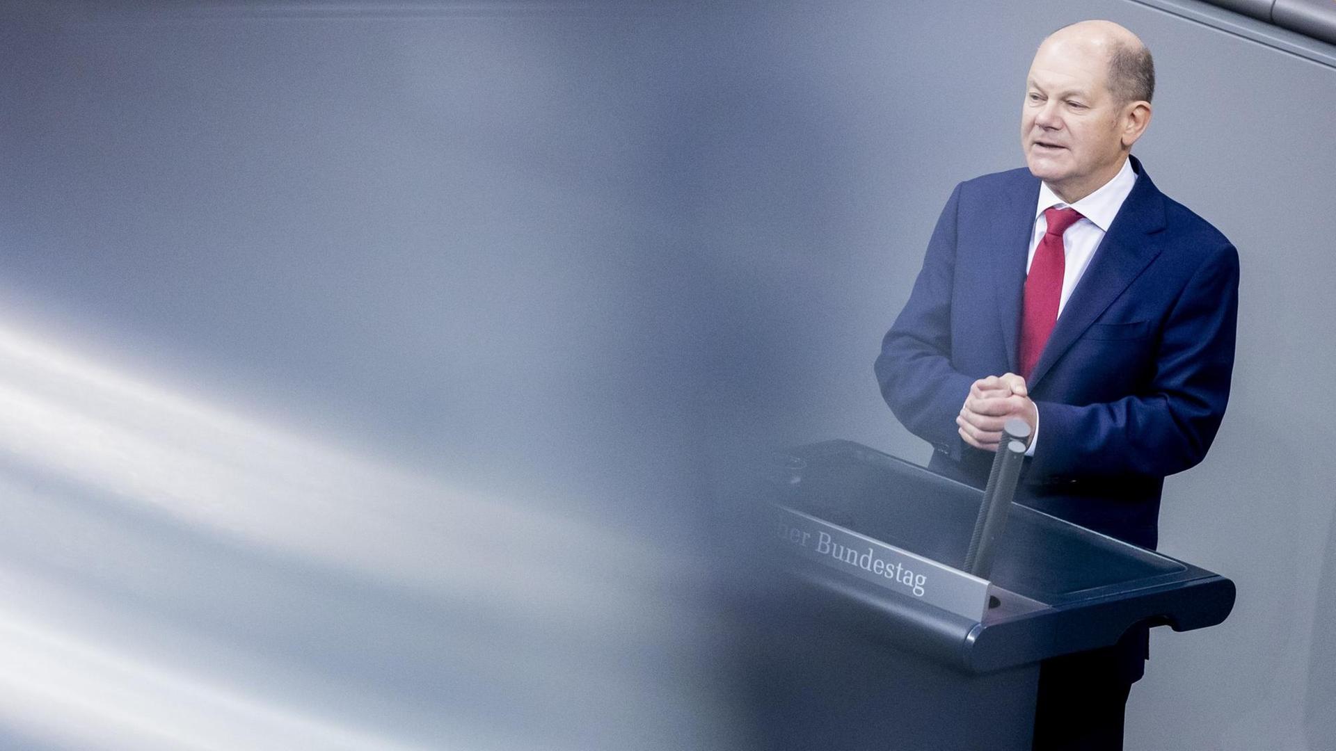 Vizekanzler und Bundesfinanzminister Olaf Scholz spricht während der Debatte zum Bundeshaushalt 2021 im Bundestag. Vizekanzler und Bundesfinanzminister Olaf Scholz spricht während der Debatte zum Bundeshaushalt 2021 im Bundestag.