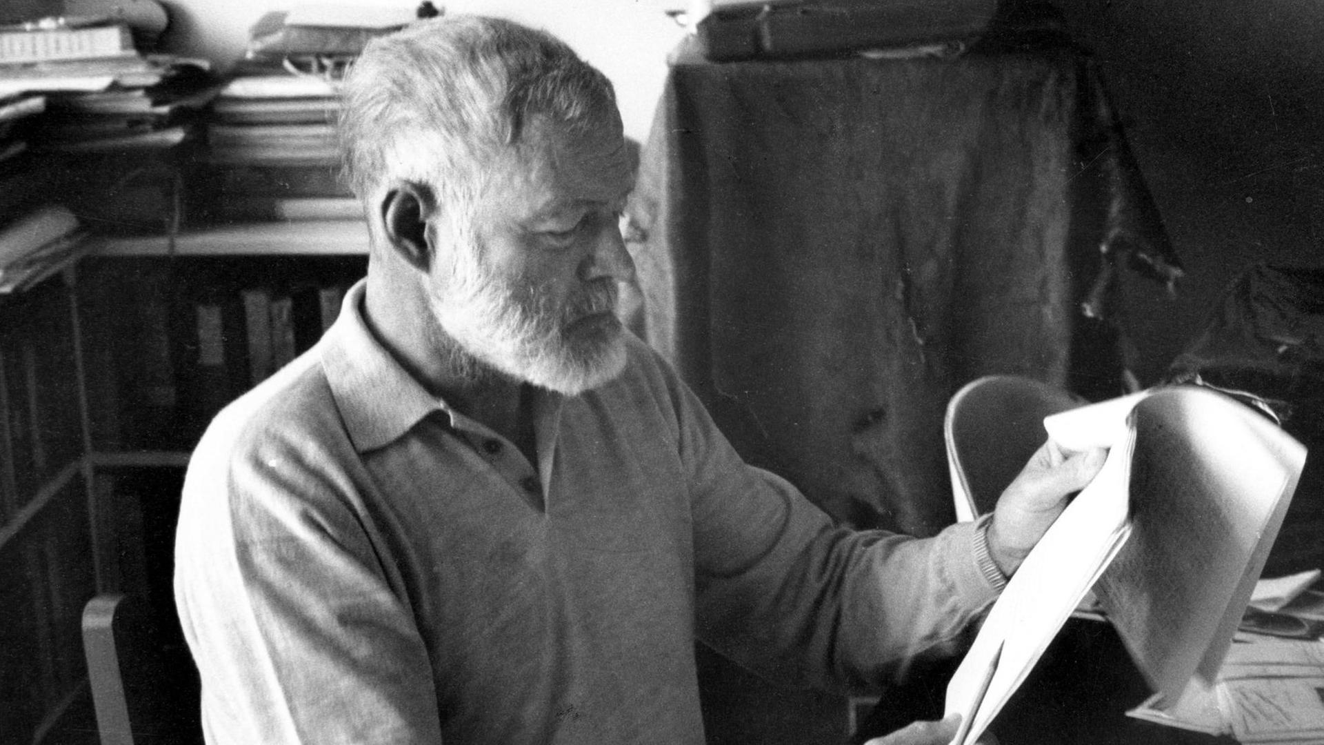 Ernest Hemingway lesend am 6. Februar 1956 in La Havana, Cuba Ernest Hemingway lesend am 6. Februar 1956 in La Havana, Cuba