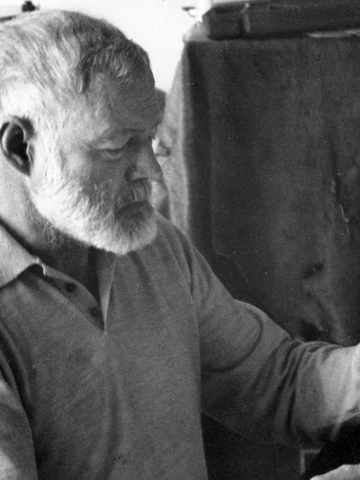 Ernest Hemingway lesend am 6. Februar 1956 in La Havana, Cuba