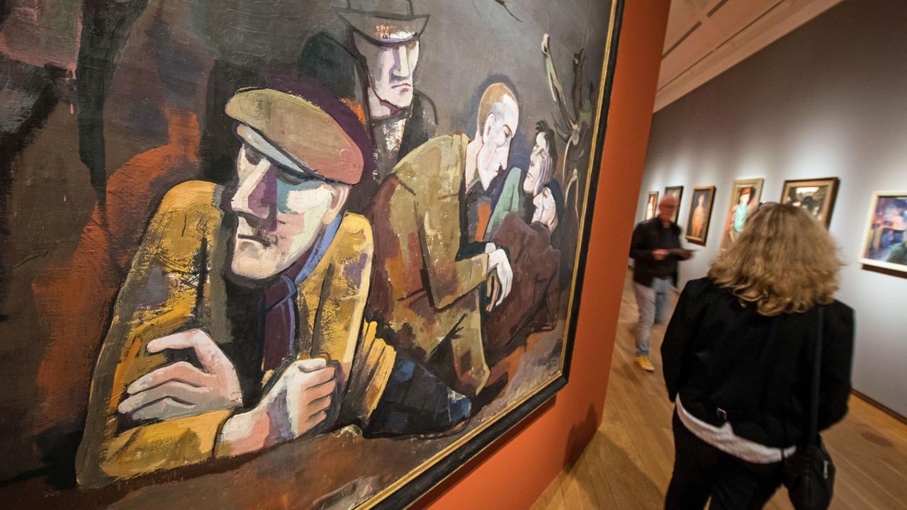 Besucher gehen am 26.10.2017 in Frankfurt am Main in der Kunsthalle Schirn bei einer Pressevorbesichtigung an dem Bild "Arbeitslose" von Karl Hofer aus dem Jahr 1932 vorbei. Die Ausstellung "Glanz und Elend in der Weimarer Republik. Von Otto Dix bis Jeanne Mammen" gibt vom 27.10.2017 bis zum 25.02.2017 einen Blick auf die Kunst im Deutschland der Jahre 1918 bis 1933. Besucher gehen am 26.10.2017 in Frankfurt am Main in der Kunsthalle Schirn bei einer Pressevorbesichtigung an dem Bild "Arbeitslose" von Karl Hofer aus dem Jahr 1932 vorbei. Die Ausstellung "Glanz und Elend in der Weimarer Republik. Von Otto Dix bis Jeanne Mammen" gibt vom 27.10.2017 bis zum 25.02.2017 einen Blick auf die Kunst im Deutschland der Jahre 1918 bis 1933.