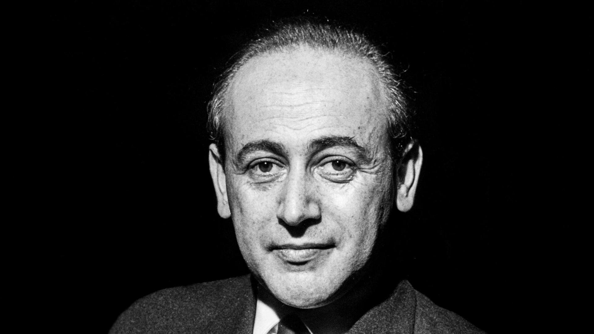 Das undatierte s/w-Porträt aus den 1960er Jahren zeigt den Lyriker Paul Celan (1920-1970). Der deutschsprachige Künstler aus Rumänien wurde bekannt durch die 1952 erschienene Gedichtesammlung "Mohn und Gedächtnis". Das undatierte s/w-Porträt aus den 1960er Jahren zeigt den Lyriker Paul Celan (1920-1970). Der deutschsprachige Künstler aus Rumänien wurde bekannt durch die 1952 erschienene Gedichtesammlung "Mohn und Gedächtnis".