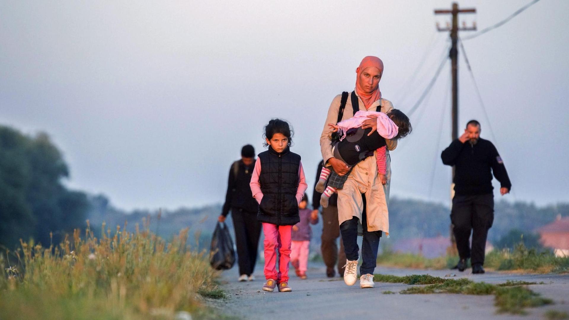 Ungarische Polizisten im Juni 2015 mit Flüchtlingen, die sie bei Szeged aufgegriffen haben. Ungarische Polizisten im Juni 2015 mit Flüchtlingen, die sie bei Szeged aufgegriffen haben.