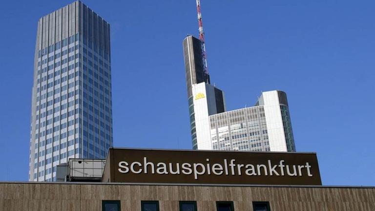Das Schauspiel Frankfurt vor Wolkenkratzerkulisse Das Schauspiel Frankfurt vor Wolkenkratzerkulisse