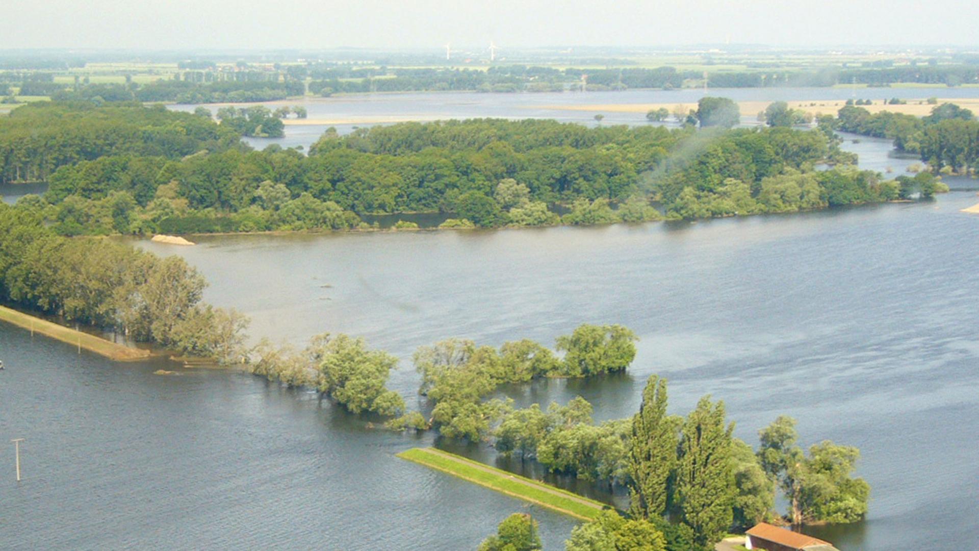 Deichbruch am 15.06.2013 im Elbe-Saale-Winkel zwischen Breitenhagen und Klein Rosenburg (Sachsen-Anhalt). Dort ist durch eine Sprengung der Deichbruch vergrößert worden. Damit soll das Hochwasser aus den überfluteten Gebieten schneller zurück in die Flüsse geleitet werden. Deichbruch am 15.06.2013 im Elbe-Saale-Winkel zwischen Breitenhagen und Klein Rosenburg (Sachsen-Anhalt). Dort ist durch eine Sprengung der Deichbruch vergrößert worden. Damit soll das Hochwasser aus den überfluteten Gebieten schneller zurück in die Flüsse geleitet werden.