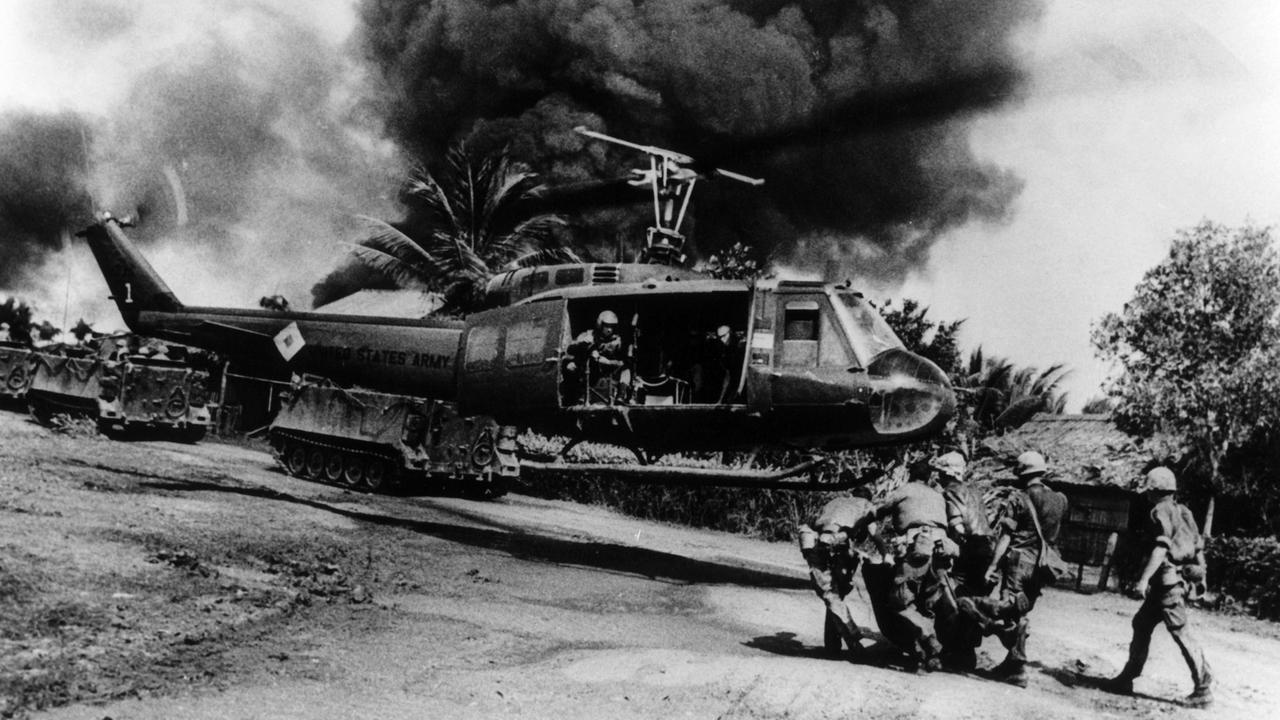 Soldaten der US-Armee tragen am 11.05.1968 in Saigon einen verletzten Kameraden zu einem Helikopter der diesen zu einem Lazarett bringt. Soldaten der US-Armee tragen am 11.05.1968 in Saigon einen verletzten Kameraden zu einem Helikopter der diesen zu einem Lazarett bringt.
