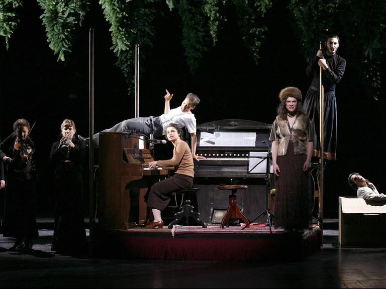 Szene aus "Hätte klappen können - ein patriotischer Liederabend" im Maxim Gorki Theater Berlin