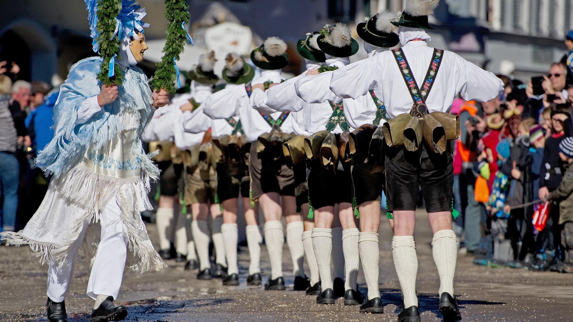 Sogenannte "Schellenrührer" ziehen am beim Faschingstreiben in Mittenwald durch den Ort. Mit dem Lärm der großen Kuhglocken sollen nach altem Brauch die bösen Wintergeister ausgetrieben werden. Sogenannte "Schellenrührer" ziehen am beim Faschingstreiben in Mittenwald durch den Ort. Mit dem Lärm der großen Kuhglocken sollen nach altem Brauch die bösen Wintergeister ausgetrieben werden.