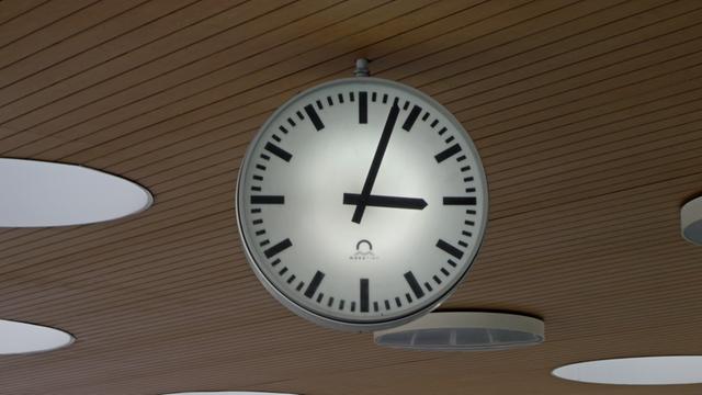 Eine Uhr am Flughafen in Lissabon.