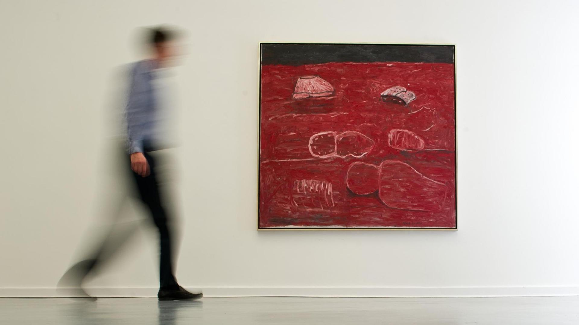 Ein Besucher der Austellung des US-amerikanischen Künstlers Philip Guston geht am 30.04.2014 an dem Gemälde "The Light" (1975) des Künstlers in der Galerie Aurel Scheibler in Berlin vorbei. Ein Besucher der Austellung des US-amerikanischen Künstlers Philip Guston geht am 30.04.2014 an dem Gemälde "The Light" (1975) des Künstlers in der Galerie Aurel Scheibler in Berlin vorbei.