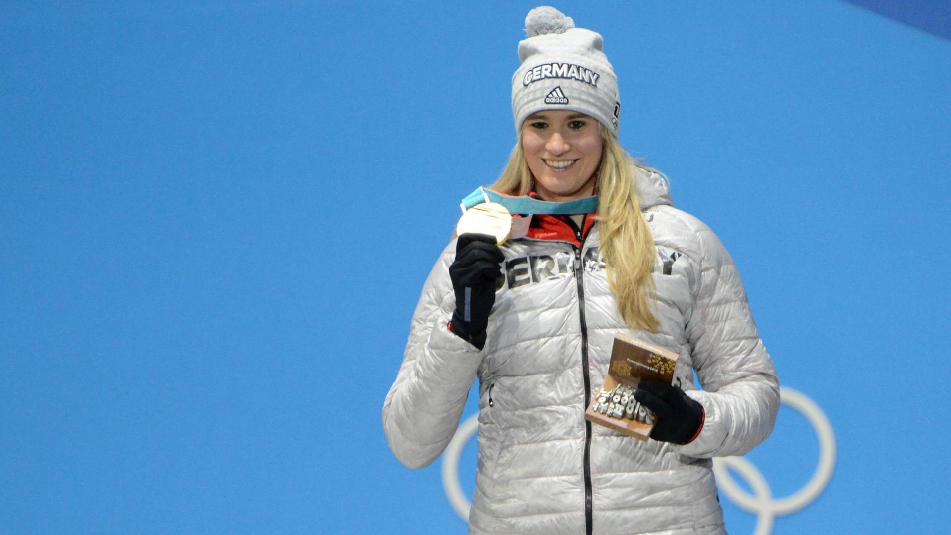Die Deutsche Rodlerin Natalie Geisenberger, nachdem sie Gold bei Olympia gewonnen hat. Die Deutsche Rodlerin Natalie Geisenberger, nachdem sie Gold bei Olympia gewonnen hat.